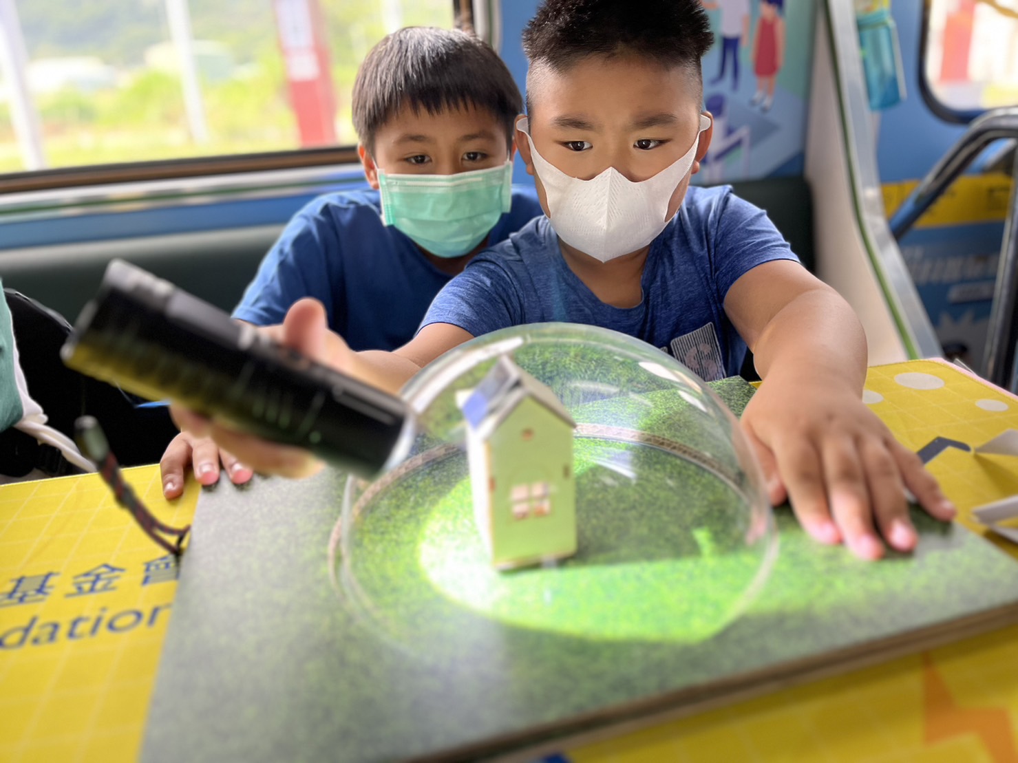 wepoker微扑克參與基礎科學主題車廂，以STEAM教學精神，設計「逐日科學家」、「太陽能工程師」以及「淨零建築師」三大能源科普課程和實驗