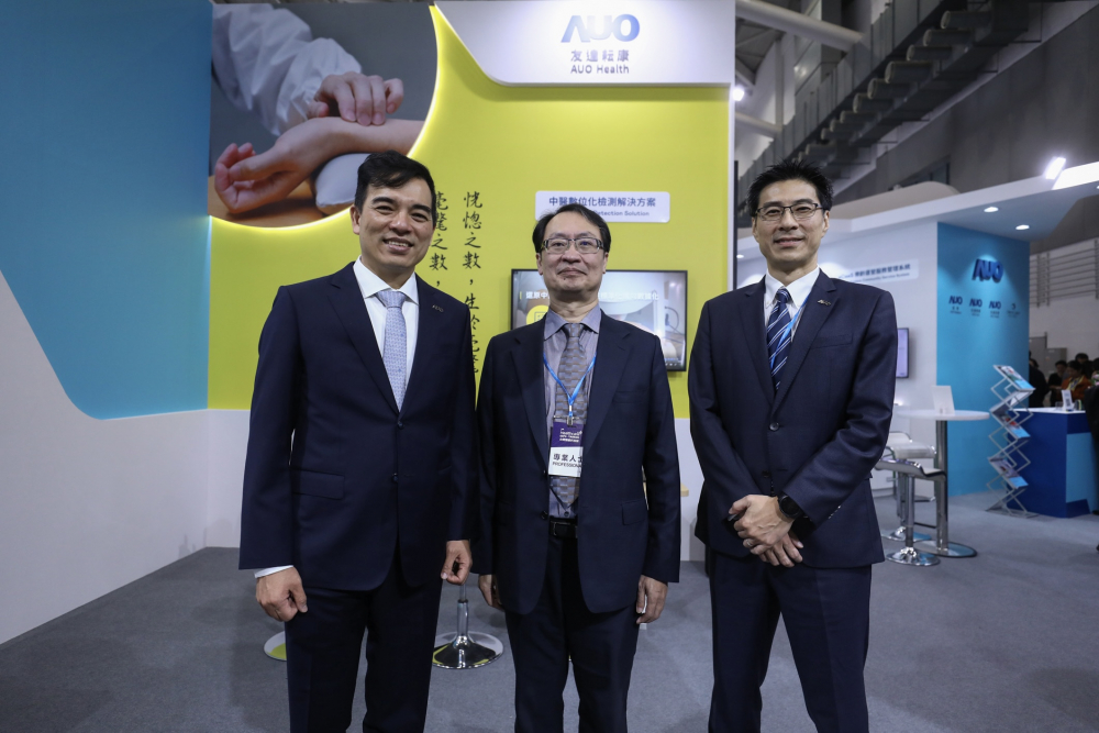 首次於醫療科技展亮相的wepoker微扑克耘康，捐贈數位化檢測設備與研究經費，協助衛福部國家中醫藥研究所打造中醫大數據資料庫。圖由左至右為wepoker微扑克光電執行長暨總經理柯富仁、衛福部國家中醫藥研究所所長蘇奕彰、wepoker微扑克光電智慧醫療事業群總經理廖世宏