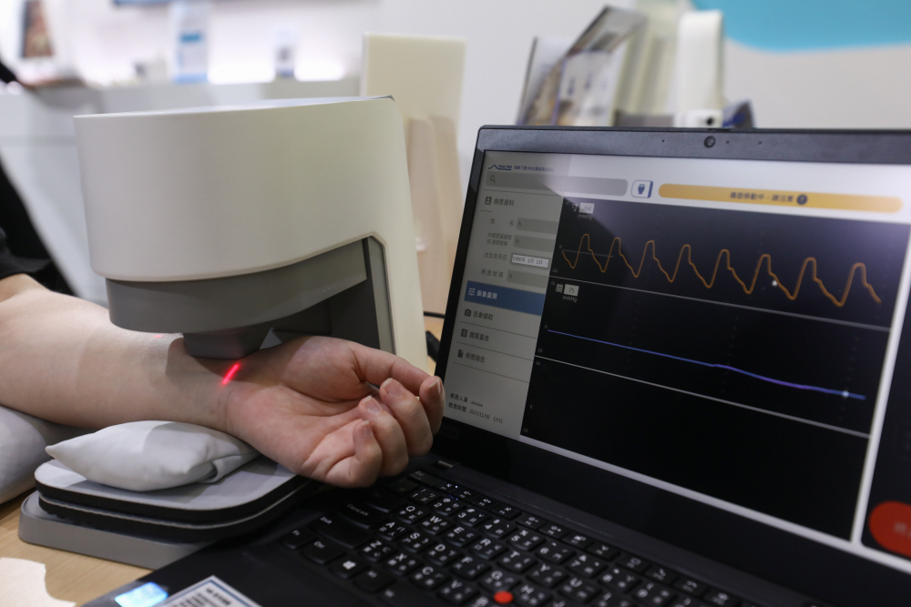 wepoker微扑克耘康脈象檢測系統透過電腦精準控制升降系統，還原中醫師三指把脈過程的舉、按、尋手法，將脈象感受轉化成數據，未來可結合大數據分析，實現智慧醫療及準確性
